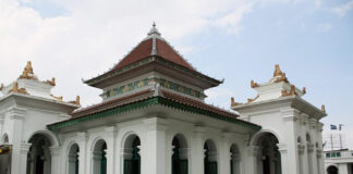 Hundreds of Muslims protest church construction