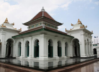 Hundreds of Muslims protest church construction