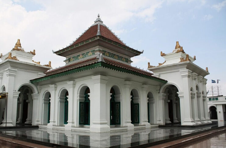 Hundreds of Muslims protest church construction