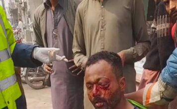 Fruit sellers inflict eye, head injuries on Pakistani Christian sanitary worker
